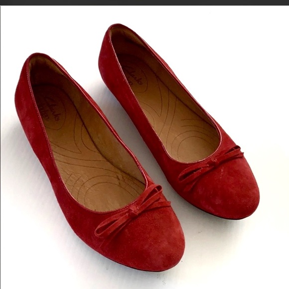 clarks flats red
